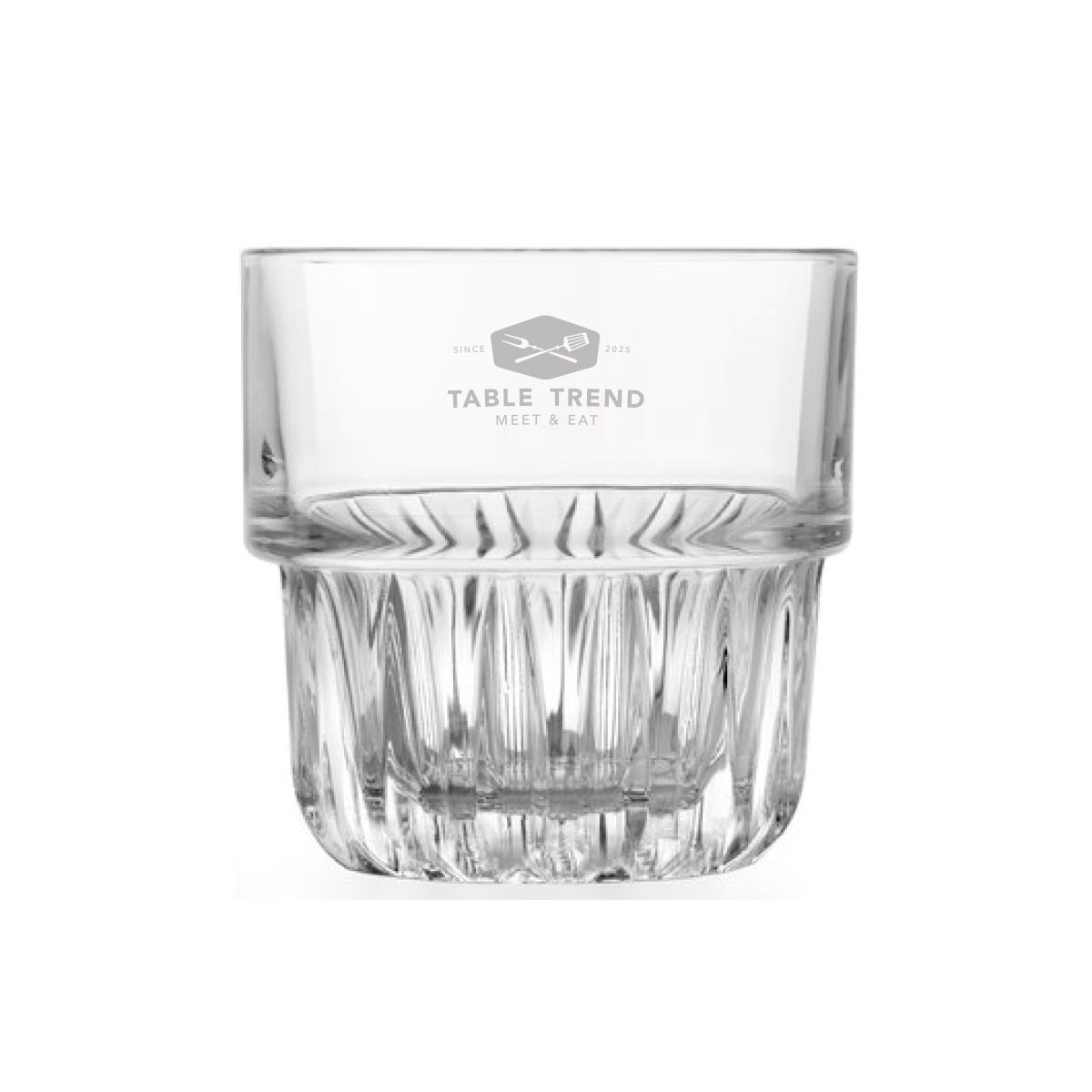 Engraving by TableTrend on tumbler glass Onis Everest 26.5 cl, visible on transparent wall.